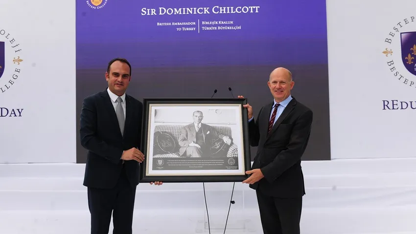 İngiltere Büyükelçisi Chilcott’a Atatürk portresi