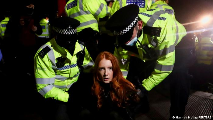 Sarah Everard cinayeti sonrası İngiltere, polise duyulan güven kaybını tartışıyor