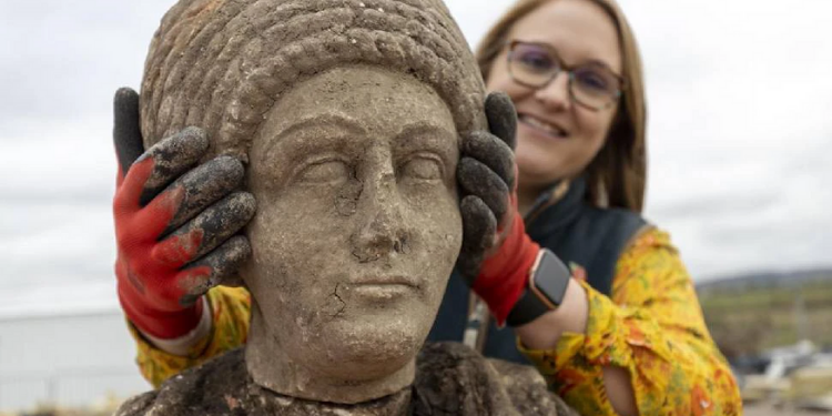 Birleşik Krallık'ta şaşırtıcı keşif: Ortaçağ kilisesinin altından Roma heykelleri çıktı
