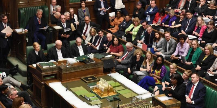 İngiltere’de milletvekillerinin ücretli siyasi danışman olması yasaklanacak
