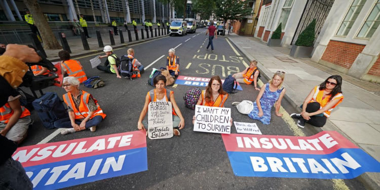 İngiltere’de çevreci aktivistler “kendilerini yollara yapıştırarak” eylem yaptı