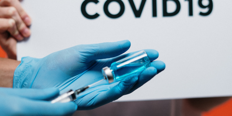 İngiltere’de sağlık çalışanları için Covid-19 aşısı zorunlu oluyor