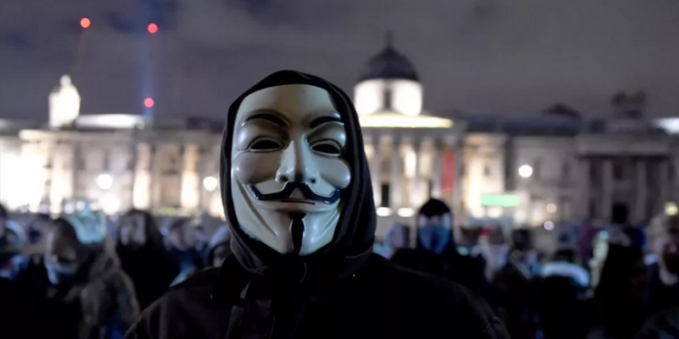 Londra’da “V for Vendetta” maskeli protestocular polisle karşı karşıya geldi