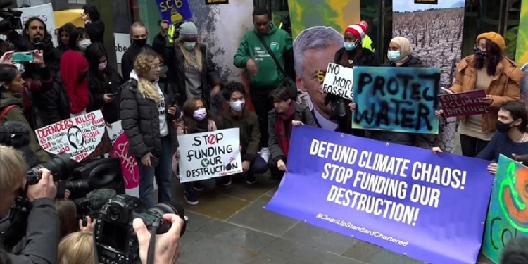 Çevreci gruplar, BM İklim Zirvesi öncesi Londra’da gösteri düzenledi