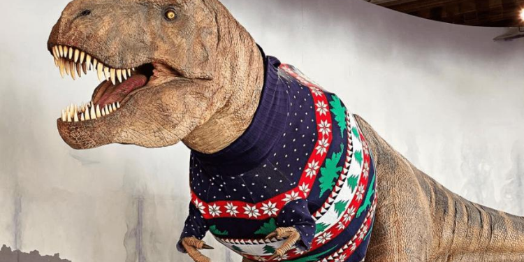 Londra Doğa Tarihi Müzesi’nde Noel hazırlığı: T.Rex Noel kazağı giydi