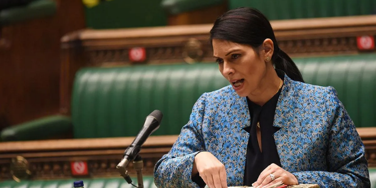 İçişleri Bakanı Priti Patel, Ukraynalı mültecilere “yalnızca 50 vize” verilince eleştirilerin odağı oldu