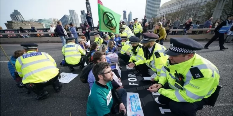 Londra sokaklarında “Yokoluş İsyanı” çevreciler sokaklarda oturarak eylemdeler
