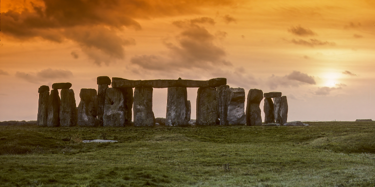 5 bin yıllık Stonehenge’in çevresinde 10 bin yıllık gizemli çukurlar bulundu
