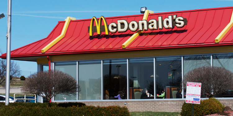 Birleşik Krallık’ta faturaları ödeyemeyen dar gelirli aileler, McDonald’s şubelerine sığınıyor