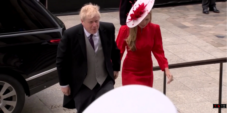 Başbakan Boris Johnson, Kraliçe II. Elizabeth için düzenlenen törende yuhalandı