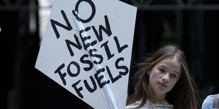 İngiltere’de çocuklar, Lloyd’s of London’ın fosil yakıt projelerine desteğini protesto etti