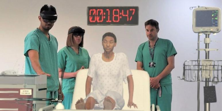 İngiltere’de tıp öğrencileri ilk defa hologram hasta üzerinde eğitim aldı